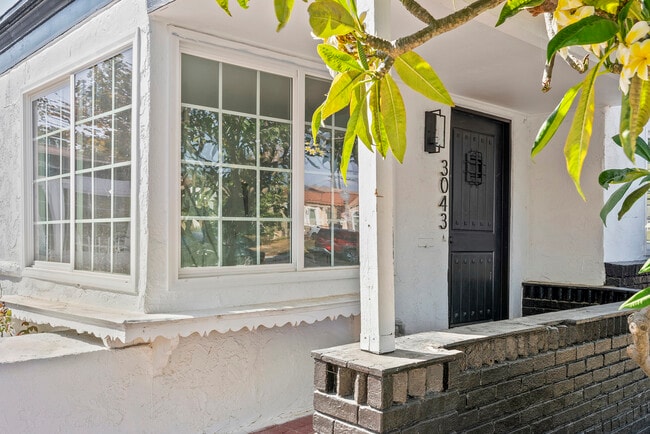 Foto del edificio - 3043 S Bronson Ave