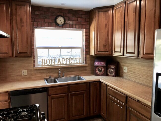 Kitchen - 2612 E Glenoaks Blvd