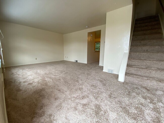 Building Photo - Incredible Two Bedroom Townhouse in Plum! Garage, Yard & More! Call Today!