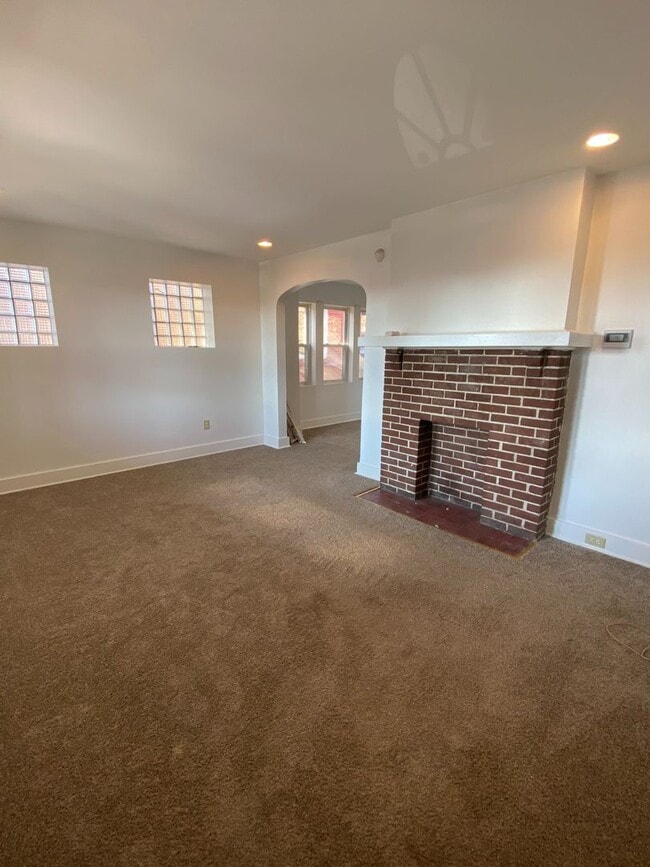 Building Photo - 2 Bedroom Home with New Kitchen - convenie...