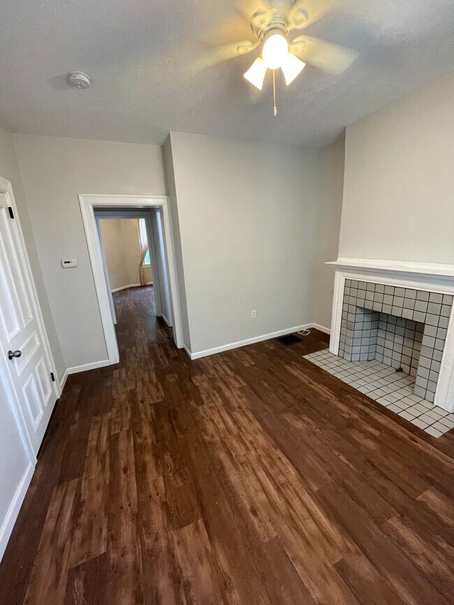 Building Photo - 147 Meade Ave - (06120)