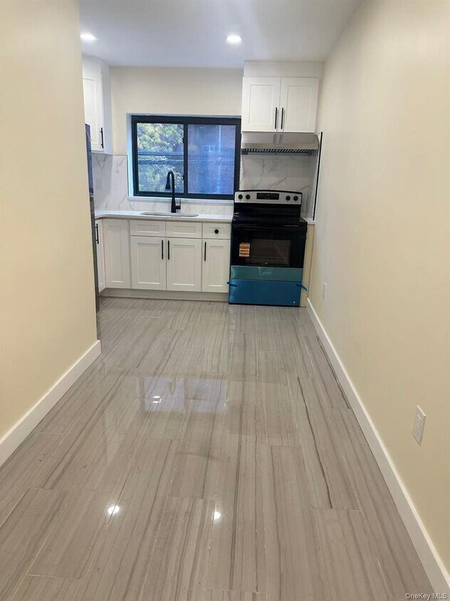 Foto principal - 39-17 Greenpoint Ave