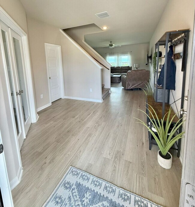 Building Photo - Charming Home Awaits: Spacious & Modern Living in a Prime Location