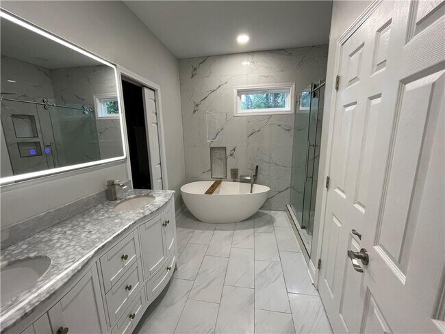 Building Photo - 658 Darlington Cir NE