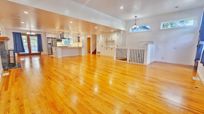 Building Photo - Spacious 4 Bed 3 Bath Home in Sought After...