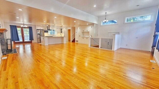 Foto del edificio - Spacious 4 Bed 3 Bath Home in Sought After...