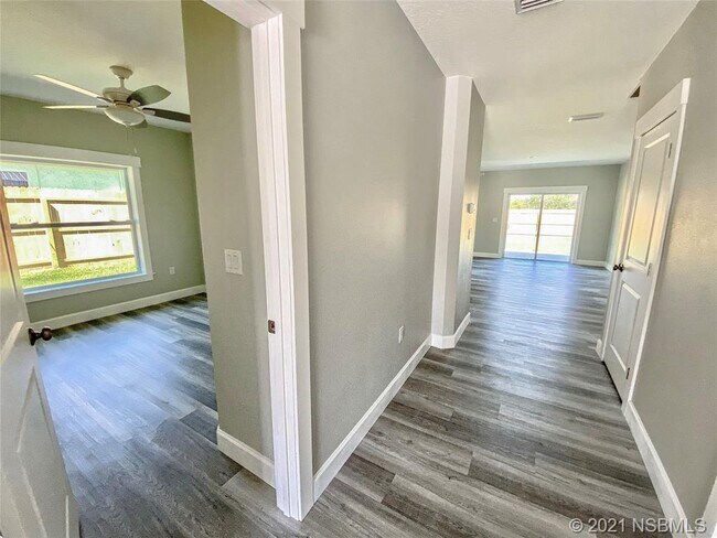 Building Photo - 2129 India Palm Dr