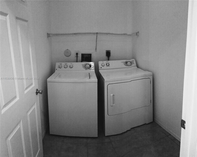 Building Photo - 1985 SW 60th Ter