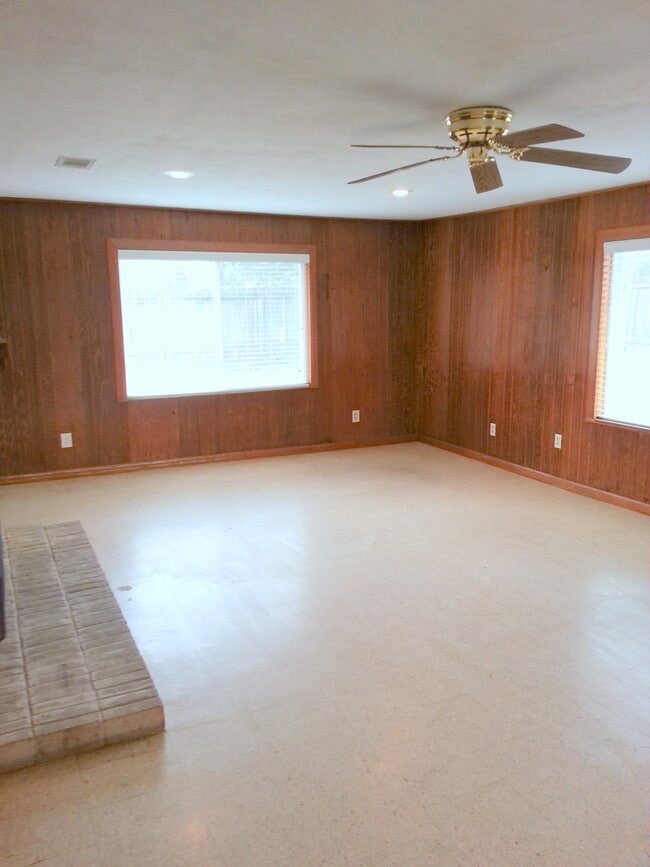 Master Bedroom (approx 24 * 14) - 232 Inlow Blvd