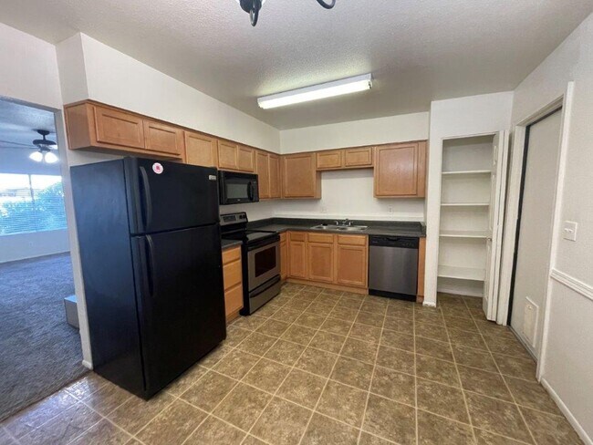 Foto del edificio - 1050 S Stapley Dr