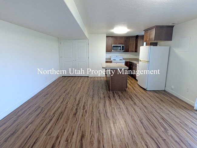 Building Photo - 2 Bed, 1 Bath Lower Unit