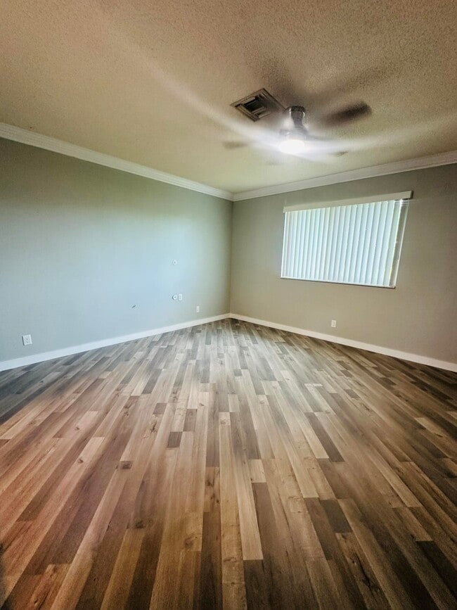 Foto del edificio - 1485 Woodcrest Rd N