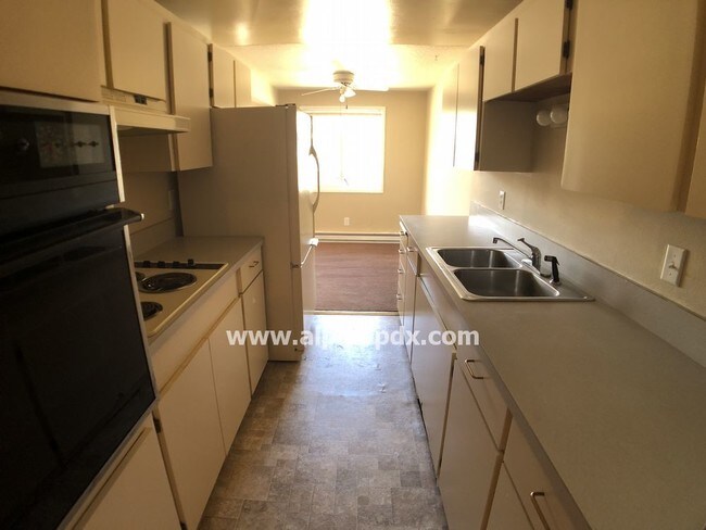 Building Photo - Duplex with Pets Possible