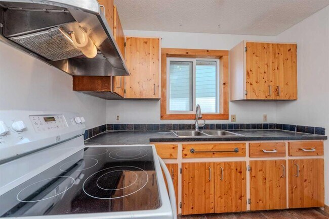 Building Photo - 3036 Dover Cres SE