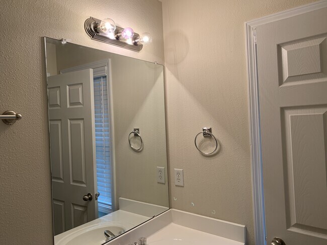 Building Photo - Large 2 bedrooms and 2.5 Move In Ready