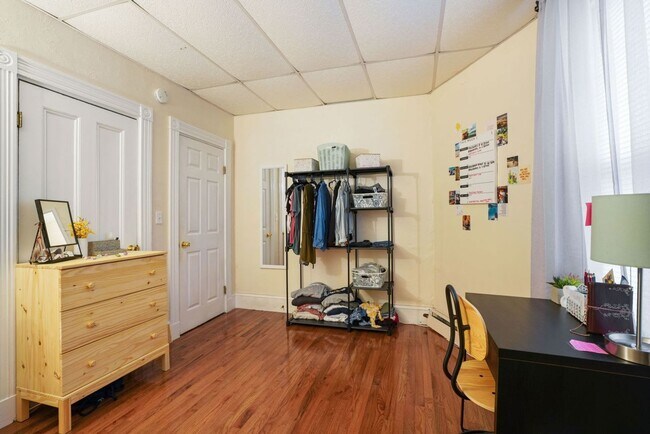 Building Photo - 3 bedroom Unit in Mission Hill, In-Unit Wa...