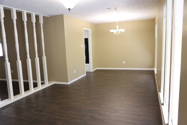 Building Photo - 2215 Silver Falls Dr