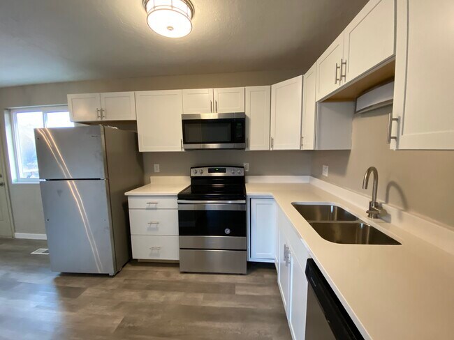 Building Photo - 373 Lakewood Dr