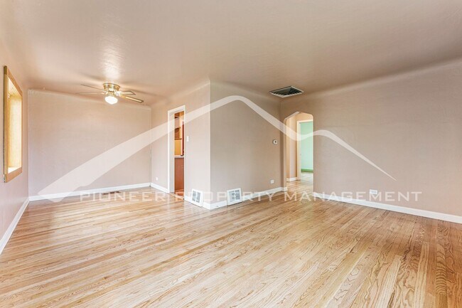 Building Photo - Single Family Home with a 1 Car Garage!