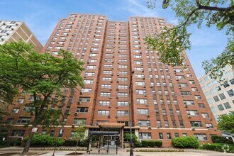 Building Photo - 2909 N Sheridan Rd