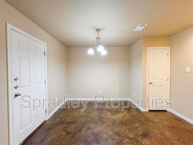 Building Photo - 1009B Llano Ct