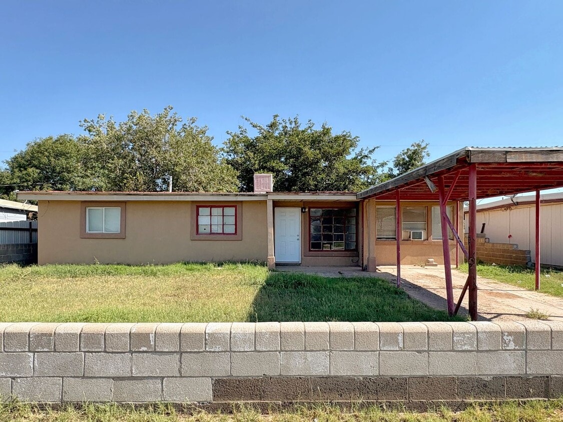 Primary Photo - 1004 W MacKenzie Dr