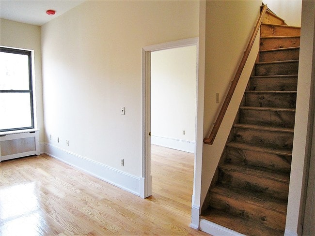 Building Photo - 137 W 75th St