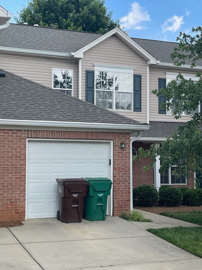 Building Photo - 3936 Fountain Village Ln