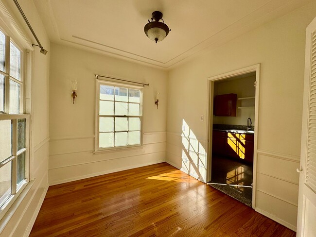 Foto del edificio - Sun-Filled 1-bed 1-bath First Floor short ...