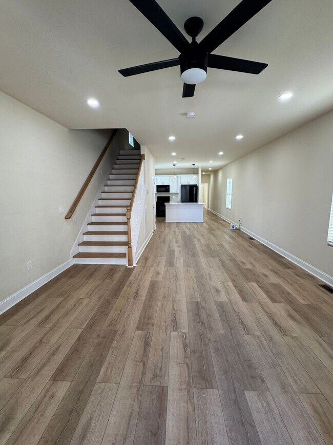 Foto del edificio - New 3 bed, 3.5 bath home across the Street from Meharry.  Modern upgraded kitchen and bathrooms. ...