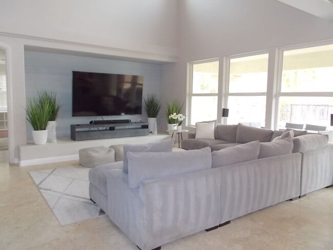 Foto del edificio - Spacious 4 Bed / 5 Bath Two-Story Home wit...
