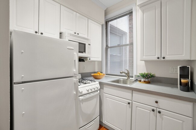 Studio - Kitchen - Atrio Boston Apartments