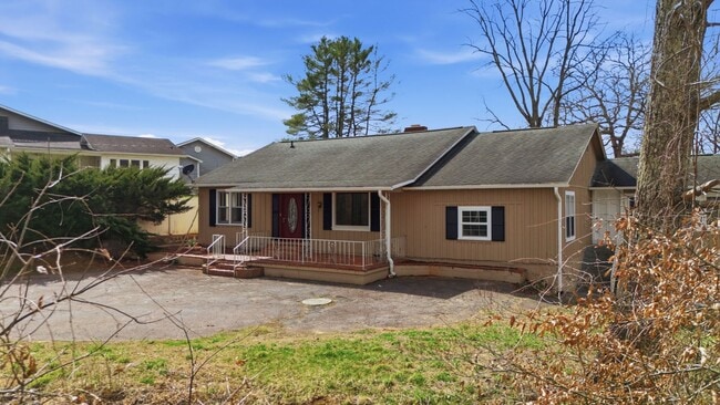 Building Photo - $1,900 - 3 Bedroom 3 Bathroom Unfurnished Home Just Outside Franklin
