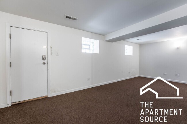 Foto del edificio - HUGE 4BR/2BA Duplex Close to Blue Line