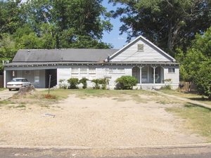 Primary Photo - 610 West Ave