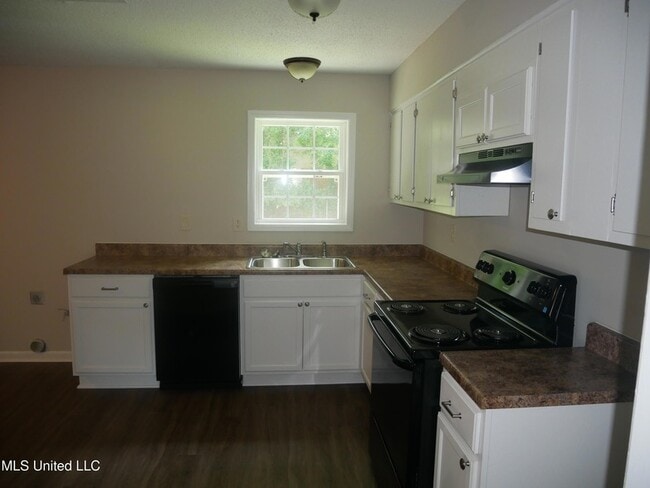 Building Photo - 2011 Coral Hills Dr