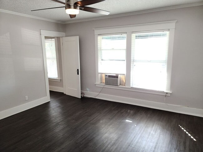 Interior Photo - 3720-3722 San Fernando Rd