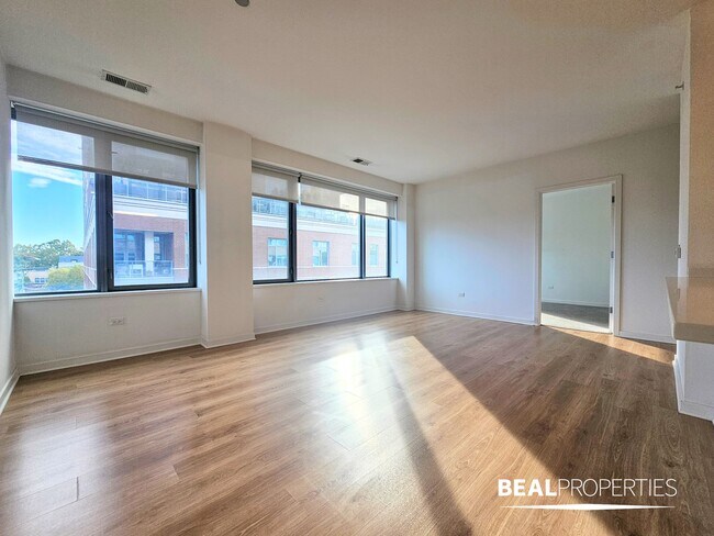 Building Photo - 548 W Webster Ave