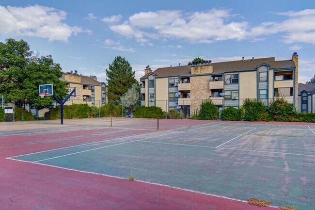 Building Photo - 1 Bedroom 1 Bathroom Beautifully Updated - New Paint & Carpet - Washer/Dryer In Unit