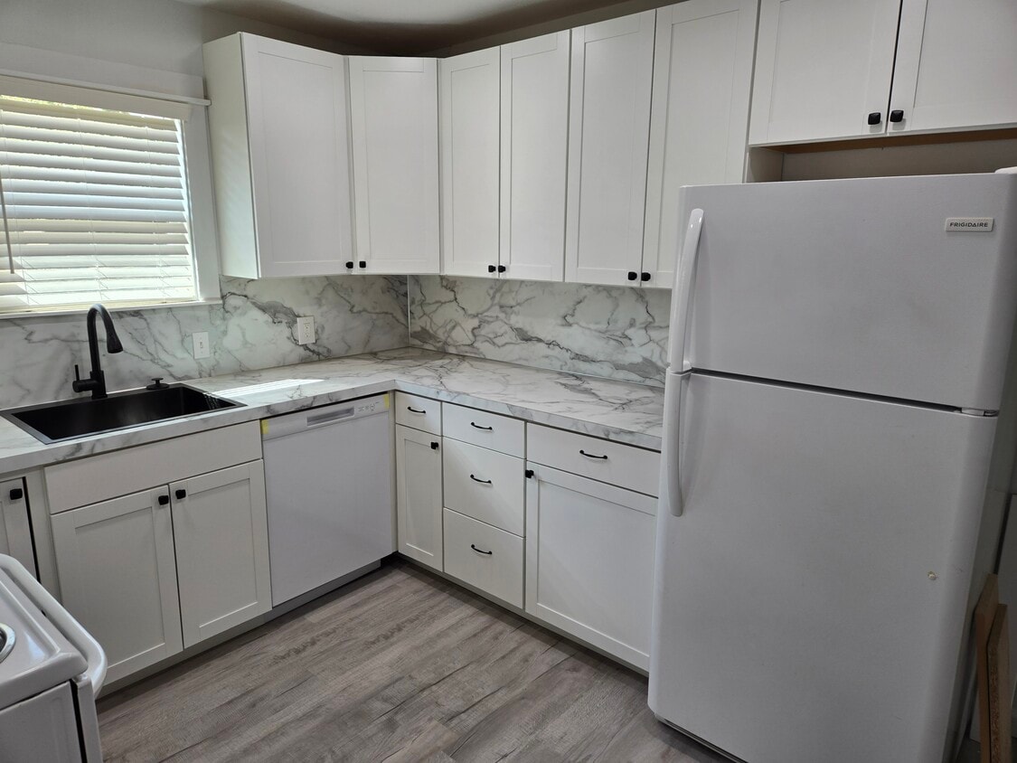 Primary Photo - Levens St Duplex