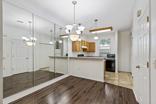 Foto del edificio - Close to UF Two Story Townhouse