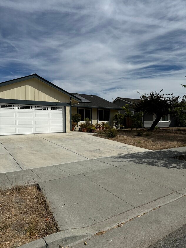 Primary Photo - 379 Henderson Dr