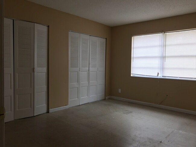 Building Photo - 2 Bedroom 1.5 Bathroom Townhouse For Rent ...