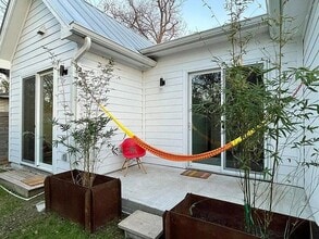 Building Photo - 910 Gullett St