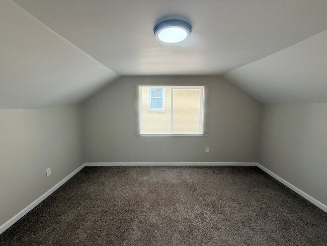 Foto del edificio - Renovated 3-Bedroom Home – We Welcome Sect...