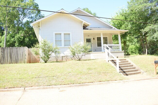 Building Photo - 318 Magnolia St