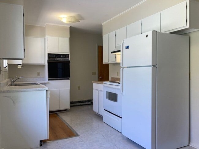 Building Photo - Pet Friendly 4 Bedroom House!