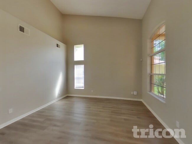 Foto del edificio - 16651 Midsummer Ln