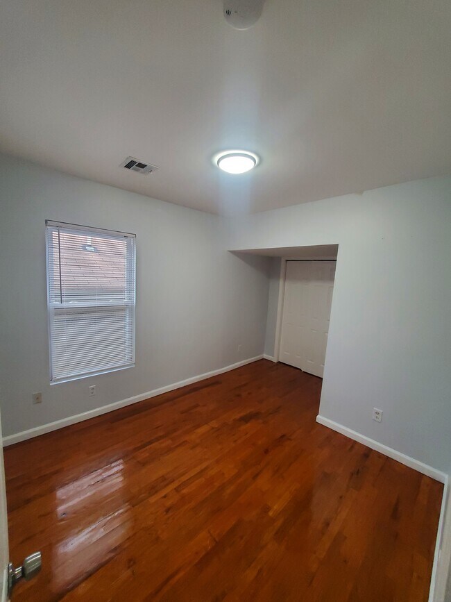 Building Photo - 250 Inslee Pl