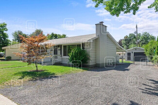 Foto del edificio - 5915 N Maple St